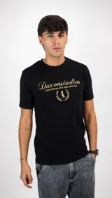 Remera negra de manga corta con cuello redondo y estampado frontal en color dorado que incluye el logo de la marca y una corona de laureles.