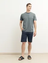 Remera verde militar de manga corta y cuello redondo.