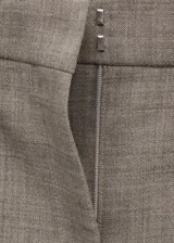 Pantalón de vestir de corte recto y tiro bajo en color gris, confeccionado 100% en lana con forro de viscosa. Cuenta con diseño de pinzas, trabillas, bolsillos laterales y dos bolsillos posteriores de ribete.