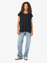 Remera básica negra de algodón orgánico, con cuello redondo y mangas cortas de corte holgado.