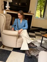 Bota corta de cuero vacuno en color chocolate con efecto desgastado. Presenta una suela track de goma negra, detalle de pulsera desmontable con tachas metálicas y cierre lateral.