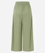 Pantalón pantacourt verde oliva de cintura alta con elástico, bolsillos laterales y lazo ajustable en la cintura.