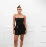 Vestido corto negro, strapless, con detalle de frunce en la cintura y hebilla dorada.