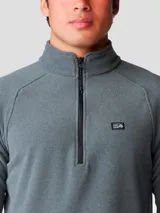 Buzo polar de cuello alto con cierre frontal parcial de 1/4 de longitud, mangas raglán y logo bordado en el pecho. Confeccionado en tejido de vellón de poliéster reciclado.