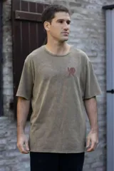 Remera blanca de algodón con cuello redondo y mangas cortas. Estampado pequeño en el pecho de un hombre haciendo una pose.