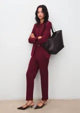 Pantalón de vestir de tiro medio, diseño recto con trabillas en la cintura y cierre oculto con botón, gancho y cremallera. Cuenta con dos bolsillos laterales y dos bolsillos de ribete en la parte posterior.