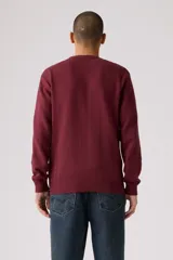 Sweater de punto color bordó, con cuello redondo, manga larga y puños y dobladillo acanalados. Incluye una pequeña etiqueta roja con el logo de Levi's en el pecho.