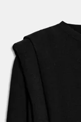 Jersey de punto de cuello redondo y manga larga, con diseño estructurado que incorpora hombreras marcadas y detalles de pliegues en los hombros.