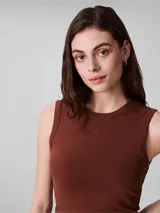 Vestido midi sin mangas de corte ajustado, confeccionado en tejido de algodón elástico. Presenta cuello redondo y un sutil monograma bordado en el pecho.