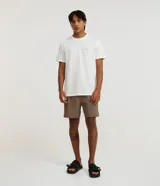 Remera masculina comfort de algodón peruano blanco, de cuello redondo y manga corta, con pequeña estampa lettering abstracta en el pecho.