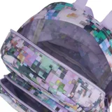 Mochila JanSport Half Pint con estampado de flores pixeladas en tonos pastel y detalles en lila.