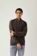 Sweater tejido de punto en color gris oscuro, con diseño de medio cierre frontal y detalles acanalados en los hombros. Presenta puños y ruedo elásticos, con un ajuste regular clásico.