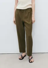 Pantalón fluido verde militar, de corte recto con cintura elástica y cordón ajustable. Cuenta con dos bolsillos laterales.