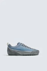 Zapatilla de cordones con diseño de inspiración montañista, confeccionada en piel con acabado de serraje en color azul. Presenta una puntera y refuerzo lateral en gamuza gris con textura desgastada, horma redonda y suela de goma dentada VIBRAM®.