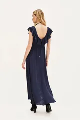 Vestido largo azul marino de poliéster con escote en V y volados en las mangas. Presenta un cordón ajustable en la cintura y falda fluida.
