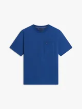 Remera de corte amplio y hombros ligeramente caídos, confeccionada en punto de malla de mezcla de algodón en color azul. Presenta cuello redondo, mangas cortas y un bolsillo de parche en el pecho con el logo de Tommy Hilfiger bordado.