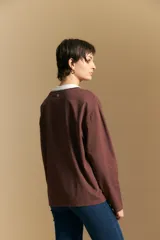 Remera de manga larga con calce relajado y cuello redondo, confeccionada en algodón de color blanco.