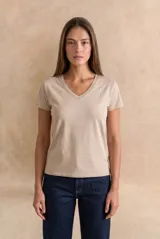 Remera de algodón peinado color beige, con escote en V y mangas cortas.