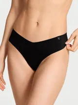 Bombacha tipo tanga de microfibra suave y elástica en color negro, de tiro bajo y diseño sin costuras con acabado invisible bajo la ropa.