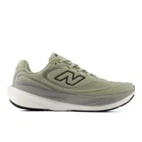 Championes de running New Balance modelo 1080 v15, color verde oliva con detalles en gris y suela blanca. Presentan un diseño de malla técnica transpirable y entresuela acolchada para mayor amortiguación.