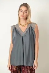 Blusa italiana de satén color gris con escote en V y detalles de encaje en escote y hombros.