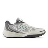Championes de tenis New Balance modelo 796, color gris con detalles en blanco y celeste. Presentan una estructura de malla transpirable con refuerzos sintéticos, entresuela FuelCell para mayor amortiguación y suela de goma resistente.