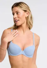 Soutien de lycra celeste con aro y copa preformada, de la marca Montelle. Breteles fijos con largo regulable.