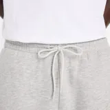 Pantalón de jogging New Balance de corte recto, confeccionado en tejido polar cepillado. Presenta cintura elástica con cordón ajustable, bolsillos laterales, un bolsillo trasero y el logotipo de la marca bordado en la pierna izquierda.