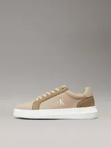 Zapatillas urbanas Calvin Klein confeccionadas en lona de algodón reciclado color beige, con detalles en gamuza y cuero al tono. Presentan suela gruesa de goma blanca y el logo CK bordado en el lateral.