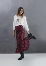 Pollera larga de corte recto con estampado de cuadros escoceses en tonos rojos, negros y amarillos. Presenta un diseño clásico con cintura alta.
