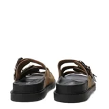 Sandalias de plataforma baja Miss Carol modelo Valencia, color marrón claro, con tres tiras anchas en el empeine decoradas con hebillas metálicas plateadas de estilo western.