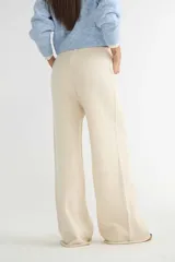 Pantalón de punto de corte ancho y tiro alto, con cintura elástica y bolsillos laterales.