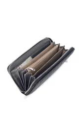 Billetera de dama en símil cuero color negro, de diseño acolchado con costuras verticales que forman relieves y cierre perimetral. Incluye monograma en la esquina inferior y viene con caja de presentación estampada.