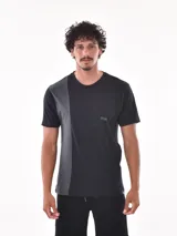 Remera negra con bolsillo en el pecho y diseño geométrico en gris en el hombro y lateral.