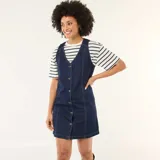 Vestido corto de jean azul oscuro, sin mangas, con escote en V y cierre frontal de botones metálicos.