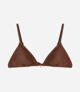 Top de bikini triangular marrón con pespuntes contrastantes y tiras para atar.