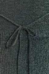 Top crop de tejido de punto con hilo metalizado, diseño de cuello halter y tiras finas cruzadas en la espalda.