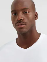 Camiseta unisex de manga larga color beige, con escote en V.