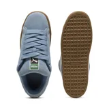 Championes Puma Suede XL celestes con franja lateral blanca y suela marrón.