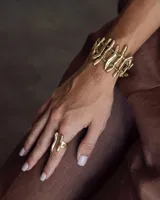 Anillo plateado con diseño abstracto y abierto, realizado en alpaca.