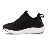 Championes deportivos Diadora modelo Delta, color negro con suela blanca gruesa y logo Diadora blanco en el lateral.