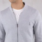 Campera bomber gris de punto fino con cierre frontal y logo bordado en el pecho.
