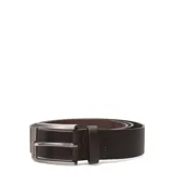 Cinto de cuero sintético color marrón oscuro con hebilla metálica de diseño clásico y pasador fijo.