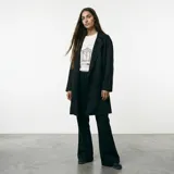 Pantalón de gamuza con spandex, corte semi oxford, con detalle de bolsillo trasero en encaje y cinto desmontable de encaje a juego.