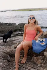 Traje de baño entero con estampado de cuadros vichy en tonos rojo y blanco, breteles finos y escote recto.