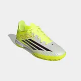 Championes de fútbol Adidas F50 League para césped artificial, con exterior Fiberskin y diseño en color amarillo neón con detalles en blanco y negro. Presentan suela de caucho con tracción optimizada y mediasuela de EVA para mayor amortiguación.
