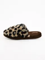 Pantuflas de estar por casa con diseño de animal print de leopardo, confeccionadas en material sintético de pelo suave con base marrón.