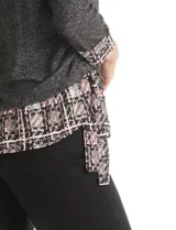 Buzo de tejido fino color beige con diseño de doble capa que simula una camisa debajo. Presenta cuello redondo, mangas largas con puños de gasa estampada en animal print, y ruedo con volado de la misma tela. Incluye detalles de frunces en los laterales.