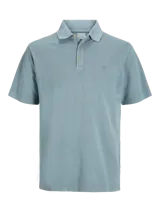 Polo de hombre confeccionado en tejido piqué de algodón, con cuello clásico, cierre frontal de botones y manga corta. Presenta un diseño liso en color azul grisáceo con un pequeño detalle bordado en el pecho.