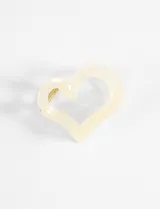 Broche con forma de corazón color verde translúcido, realizado en acrílico.